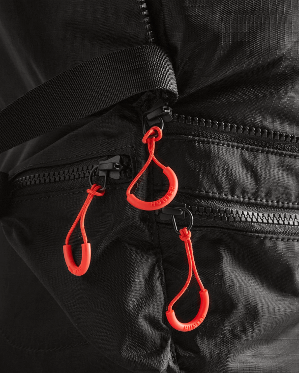 X226V406 reisrugzak van gerecycled ripstop nylon in twee richtingen Heren Hunter zwart/rood dooslogo